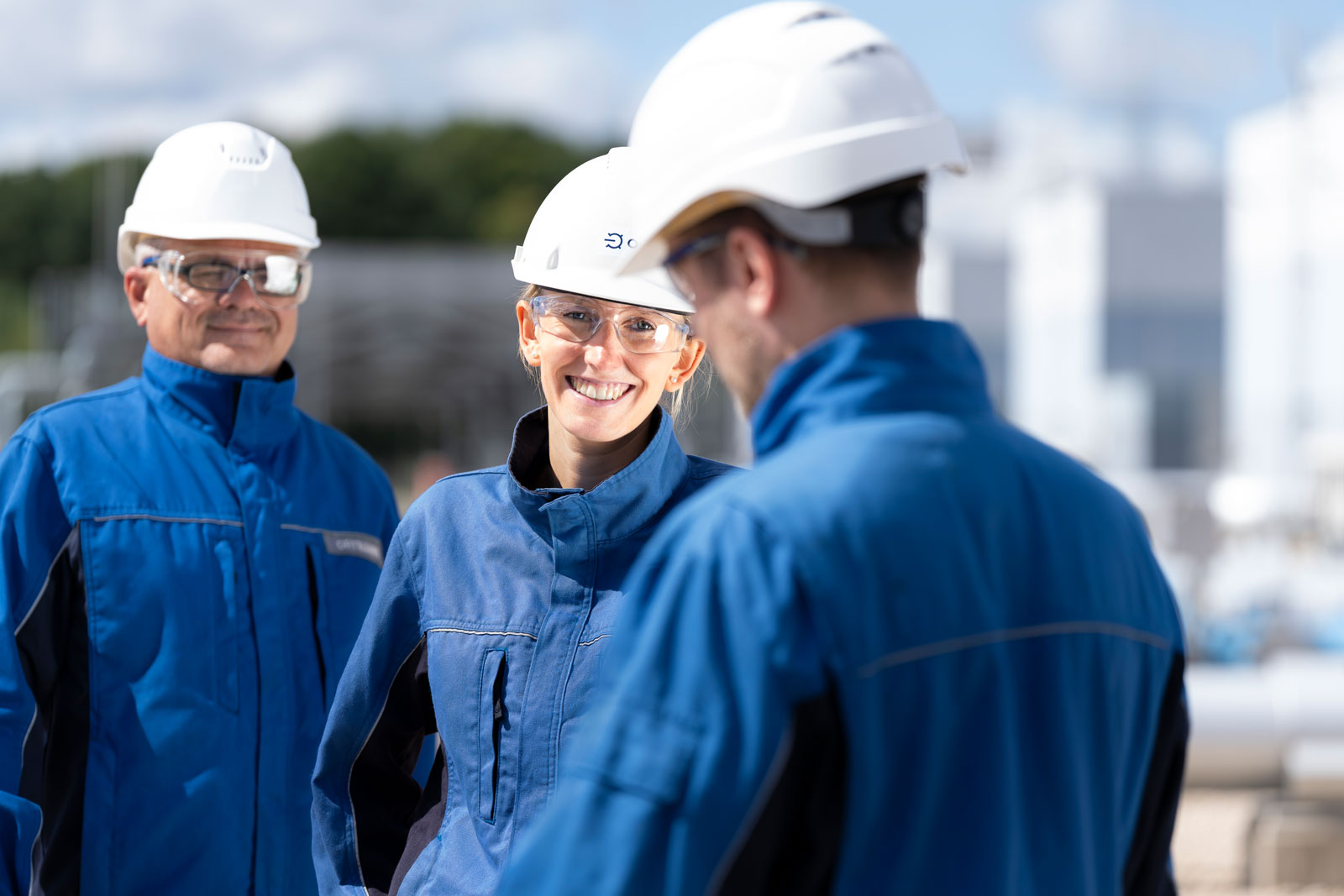 Kolleg:innen im Gespräch auf der Verdichterstation Würselen